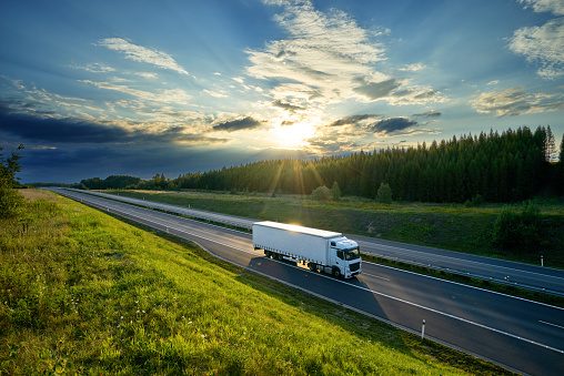 Camion qui roule sur une autoroute